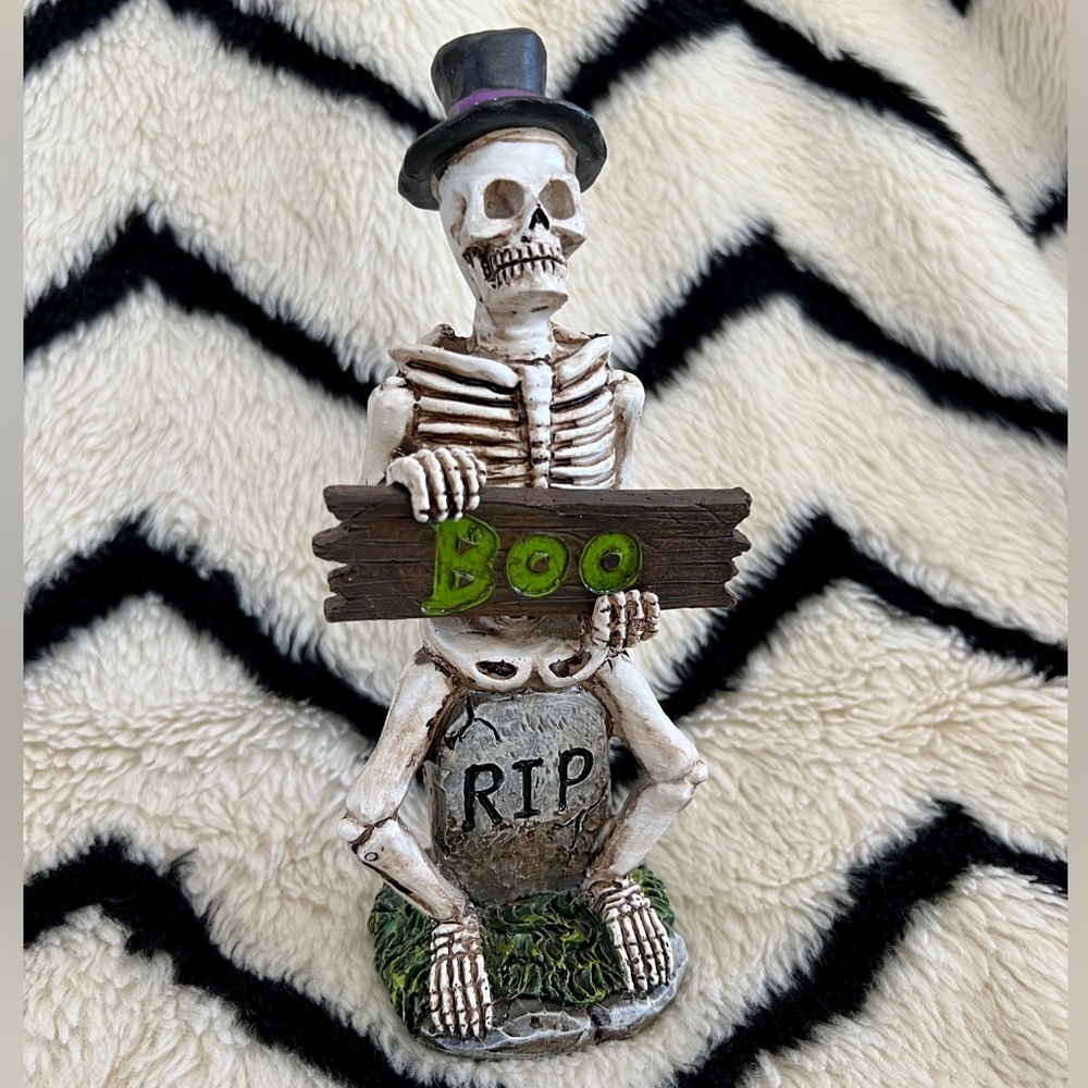 Skeleton sitting on a tombstone 🪦 Halloween decor